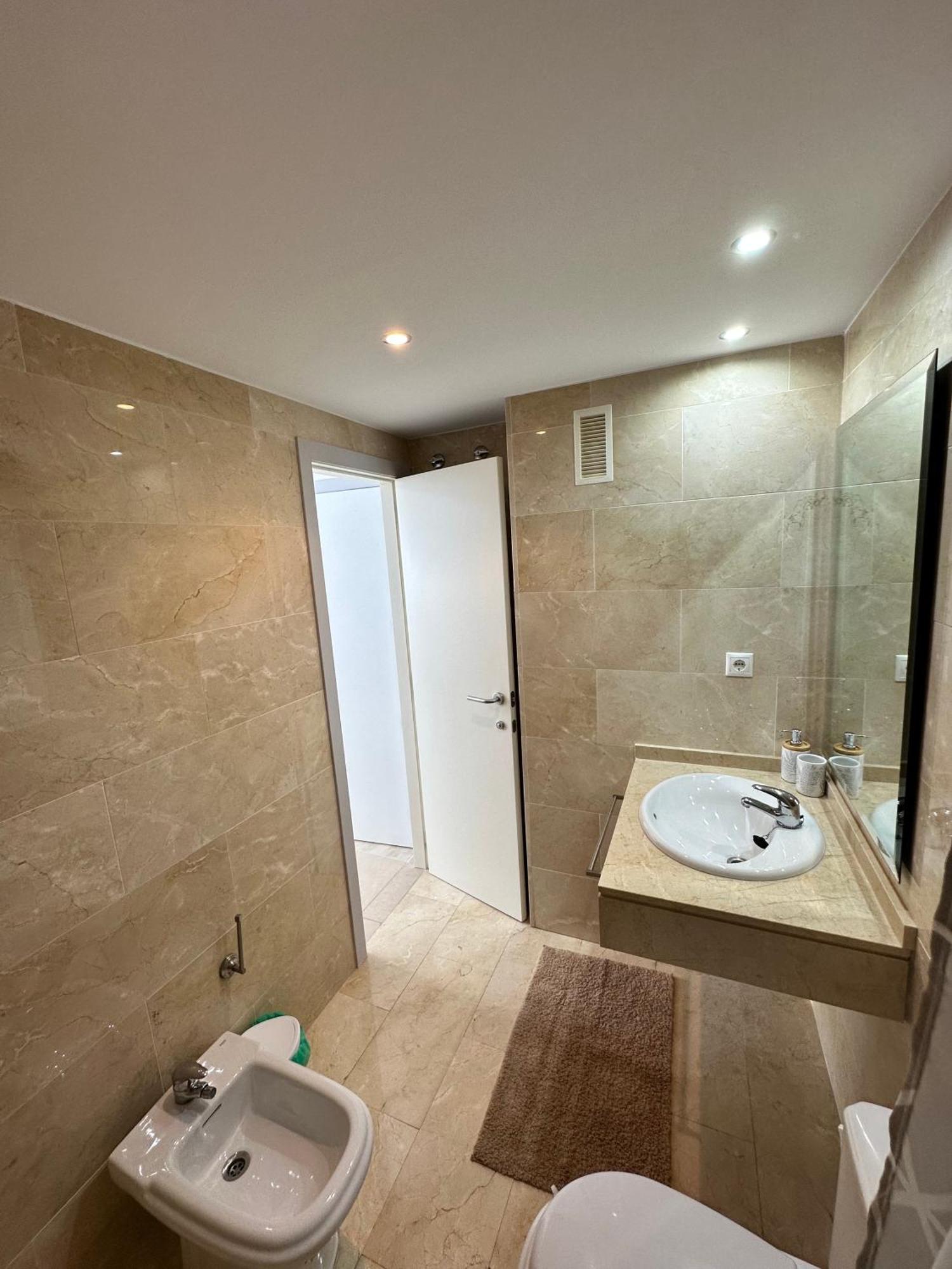 Luxurious, Newly-Renovated Large 2-Bedroom Condo By The Beach Benidorm Exterior foto